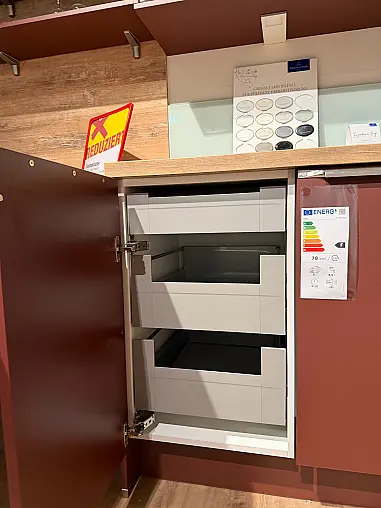 Moderne Nobilia Küche Mondo in Lacklaminat Rostrot seidenmatt