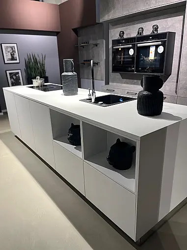 Häcker Ausstellungsküche mit großer Kochinsel und schwebenden Öfen