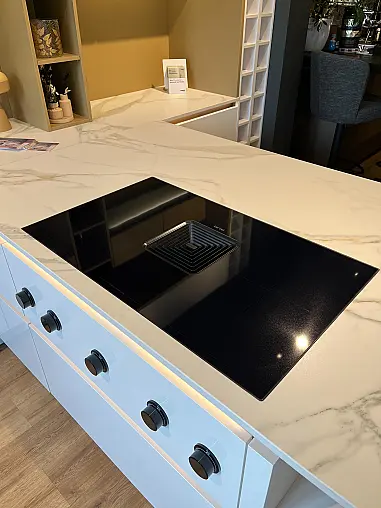 Moderne Küche mit Insel, AEG und Berbel Geräten mit Keramik Arbeitsplatten