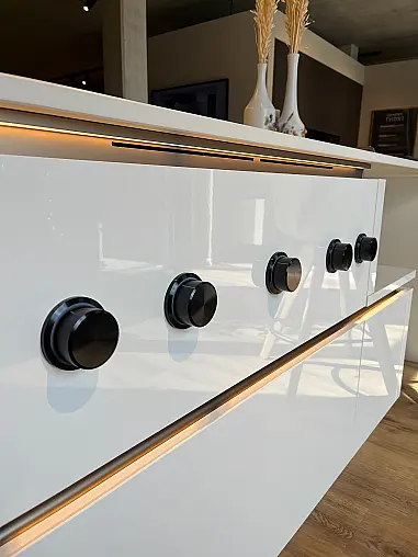 Moderne Küche mit Insel, AEG und Berbel Geräten mit Keramik Arbeitsplatten