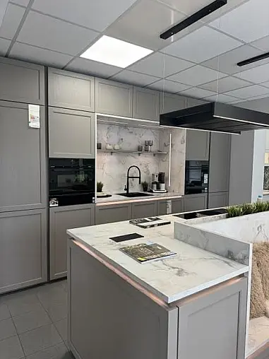 Moderne Landhausküche mit integrierter Sitzmöglichkeit