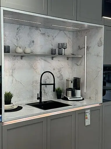 Moderne Landhausküche mit integrierter Sitzmöglichkeit