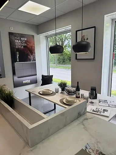 Moderne Landhausküche mit integrierter Sitzmöglichkeit