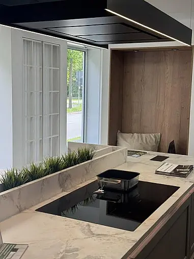 Moderne Landhausküche mit integrierter Sitzmöglichkeit