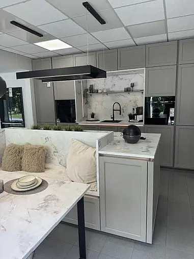 Moderne Landhausküche mit integrierter Sitzmöglichkeit