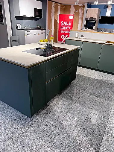 Grifflose Küche mit einer Ceramic Platte und einem Bora Muldenlüfter in Mineralgrün