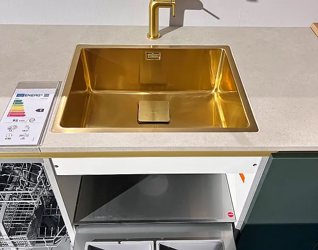 Grifflose Küche mit einer Ceramic Platte und einem Bora Muldenlüfter in Mineralgrün