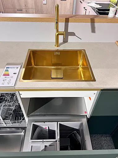Grifflose Küche mit einer Ceramic Platte und einem Bora Muldenlüfter in Mineralgrün