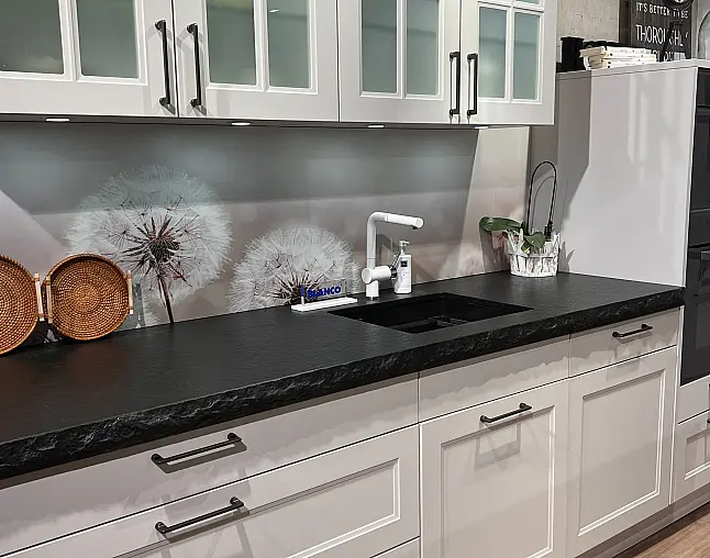 Landhaus-Küche "Malaga Satin" - Naturstein &amp; Premium-Technik