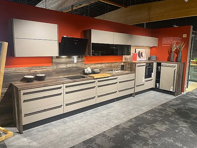 Moderne L-Form Küche mit E-Geräten und Fronten in 112 Cappuccino Arbeitsplatte Wildahorn Nachbildung Alpine, modern ausgestattet