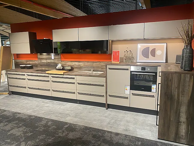 Moderne L-Form Küche mit E-Geräten und Fronten in 112 Cappuccino Arbeitsplatte Wildahorn Nachbildung Alpine, modern ausgestattet