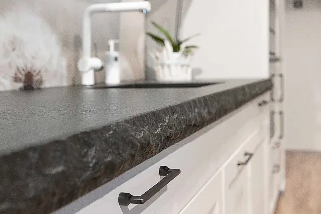 Landhaus-Küche "Malaga Satin" - Naturstein &amp; Premium-Technik