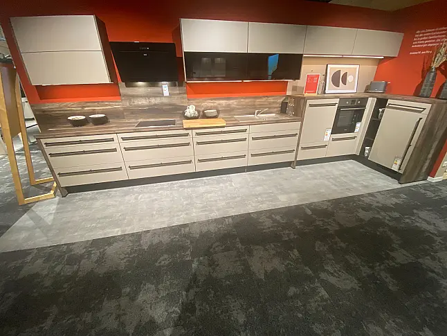 Moderne L-Form Küche mit E-Geräten und Fronten in 112 Cappuccino Arbeitsplatte Wildahorn Nachbildung Alpine, modern ausgestattet
