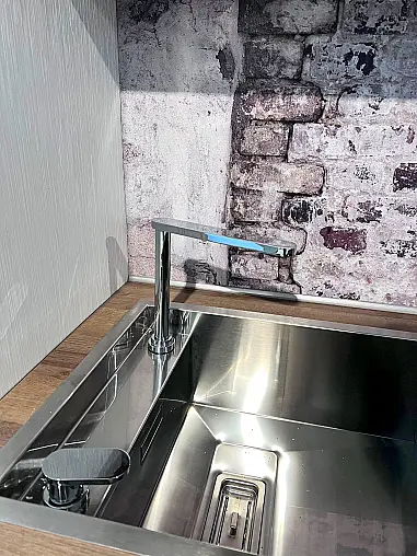 Die dezente Küche, hier verschwindet der Wasserhahn