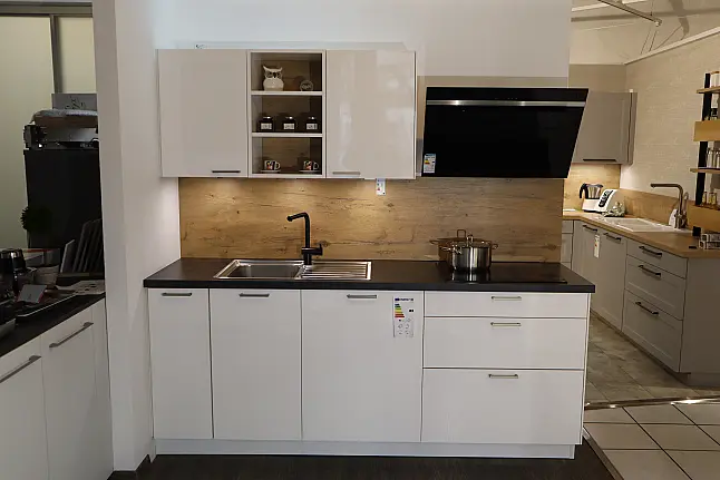 Moderne Küche in Hochglanzlack mit kleiner Theke