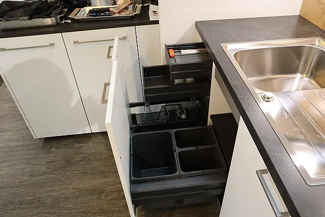 Moderne Küche in Hochglanzlack mit kleiner Theke