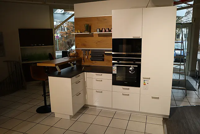 Moderne Küche in Hochglanzlack mit kleiner Theke