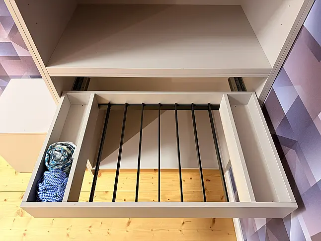 Schuhschrank mit ausfahrbaren Hosenbügeln