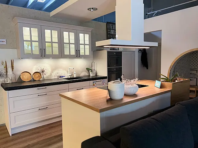 Landhaus-Küche "Malaga Satin" - Naturstein &amp; Premium-Technik