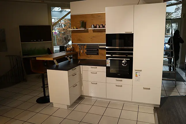 Moderne Küche in Hochglanzlack mit kleiner Theke