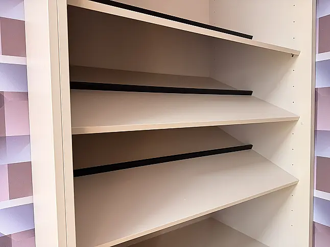 Schuhschrank mit ausfahrbaren Hosenbügeln