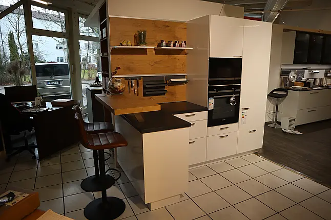 Moderne Küche in Hochglanzlack mit kleiner Theke