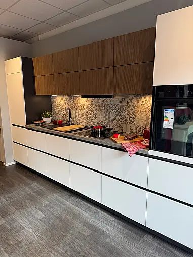 Moderne Designküche im Farbmix  Kristallweiß matt und Rillenoptik Eiche dunkel inklusive Geräte