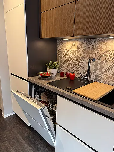 Moderne Designküche im Farbmix  Kristallweiß matt und Rillenoptik Eiche dunkel inklusive Geräte