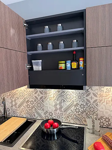 Moderne Designküche im Farbmis Kristallweiß matt und Rillenoptik Eiche dunkel ohne Geräte