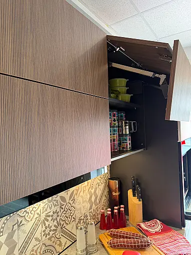 Moderne Designküche im Farbmis Kristallweiß matt und Rillenoptik Eiche dunkel ohne Geräte