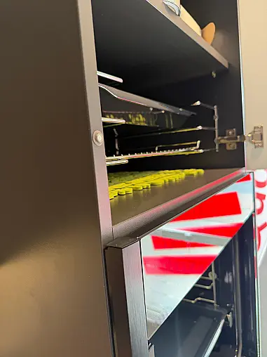 Moderne Designküche im Farbmix  Kristallweiß matt und Rillenoptik Eiche dunkel inklusive Geräte