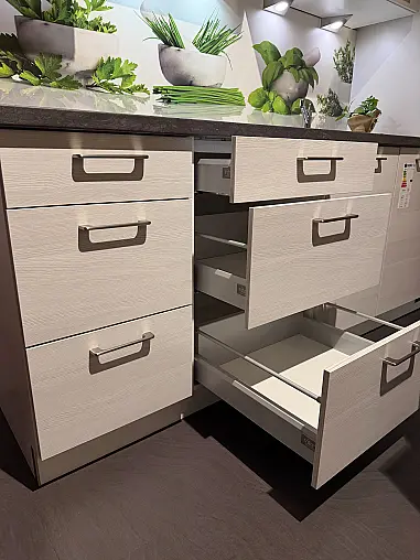 Moderne Express Küche in Eiche Weiß mit Arbeitsplatte in Lava Grau