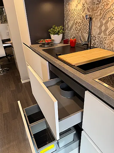 Moderne Designküche im Farbmis Kristallweiß matt und Rillenoptik Eiche dunkel ohne Geräte