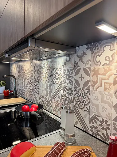 Moderne Designküche im Farbmis Kristallweiß matt und Rillenoptik Eiche dunkel ohne Geräte