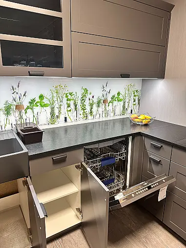 Anbauküche in Schiefergrau und Natursteinarbeitsplatte