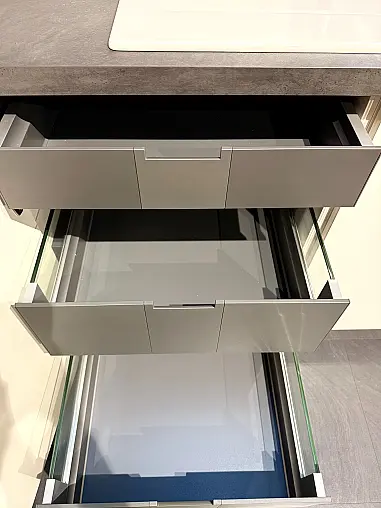 Moderne Einbauküche in Magnolia Hochglanz mit Edelstahl Griffen