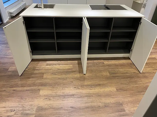 Design-Inselküche in Schreinerqualität mit toller Ausstattung! Top-Geräte von Gaggenau, V-Zug &amp; Liebherr|Eiche|Push-to-Open!