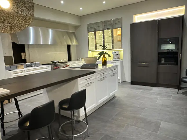 Exklusive, elegante, weiße Hochglanz-Küche von SieMatic mit Insel + Virtinen + Bartheke