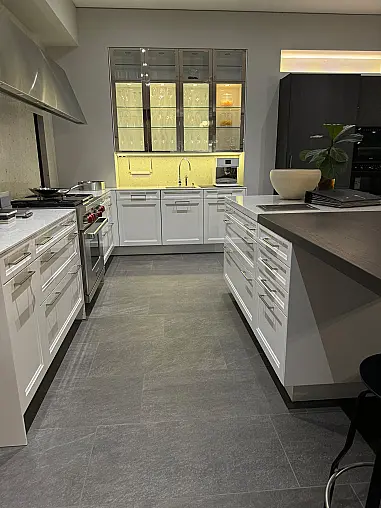 Exklusive, elegante, weiße Hochglanz-Küche von SieMatic mit Insel + Virtinen + Bartheke