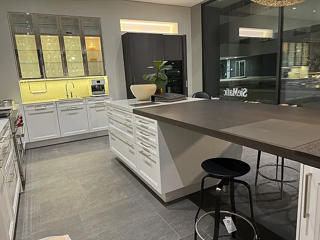 Exklusive, elegante, weiße Hochglanz-Küche von SieMatic mit Insel + Virtinen + Bartheke