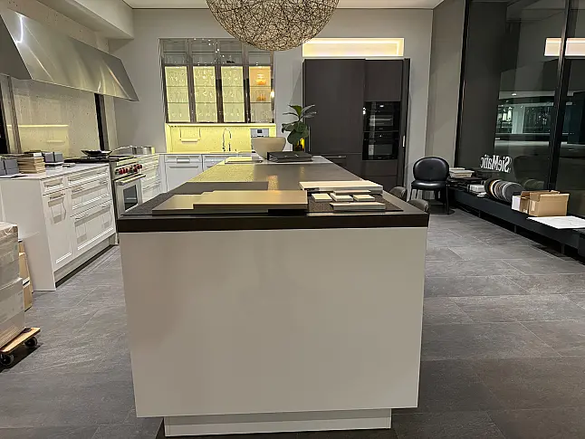 Exklusive, elegante, weiße Hochglanz-Küche von SieMatic mit Insel + Virtinen + Bartheke