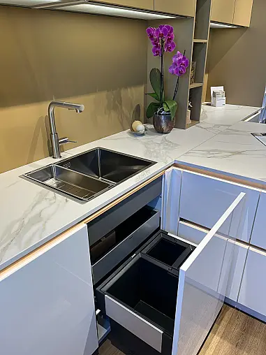 Moderne Küche mit Insel, AEG und Berbel Geräten mit Keramik Arbeitsplatten