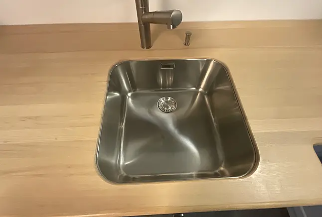 klassische Landhausküche mit Rahmenfront lackiert - Massivholz / Arbeitsplatte 40mm Massivholz