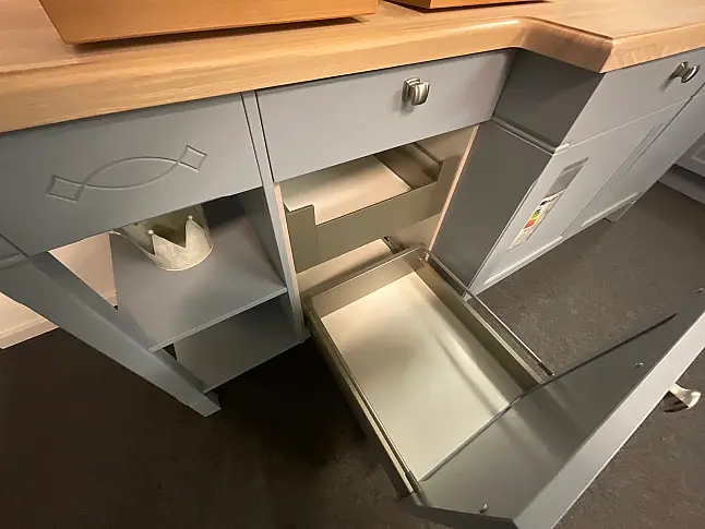klassische Landhausküche mit Rahmenfront lackiert - Massivholz / Arbeitsplatte 40mm Massivholz