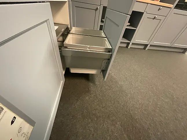 klassische Landhausküche mit Rahmenfront lackiert - Massivholz / Arbeitsplatte 40mm Massivholz