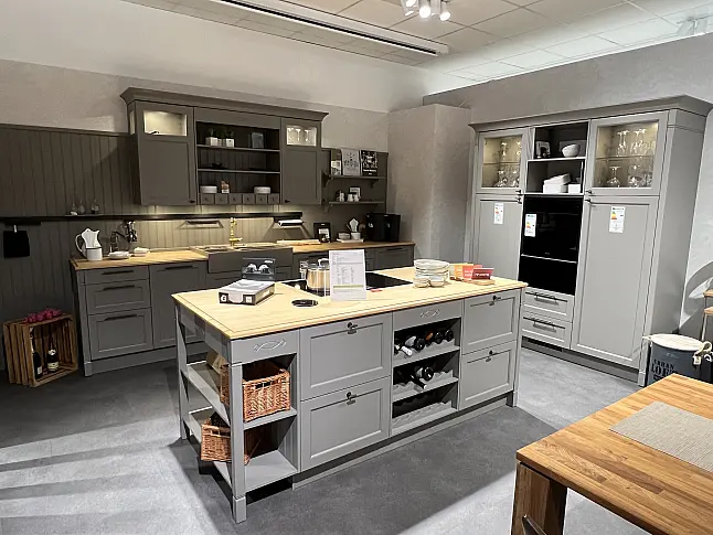 Moderne Küche in zurückhaltendem cozy Greigeton mit BORA Ausstattung und hochwertigem Zubehör/H