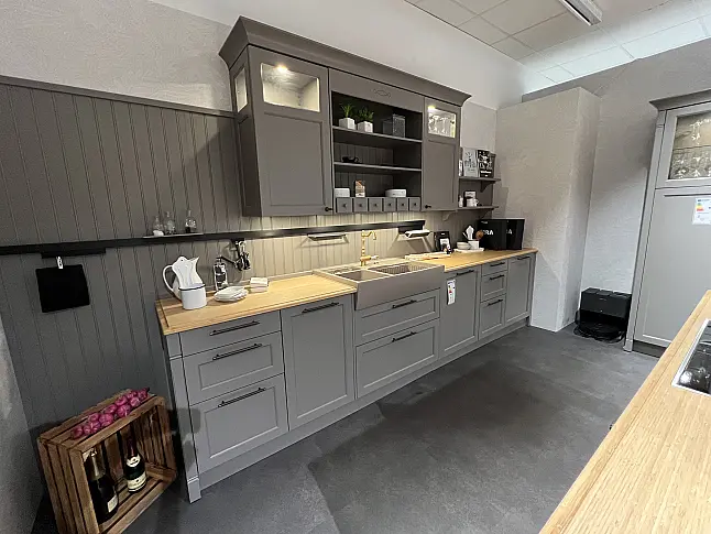 Moderne Küche in zurückhaltendem cozy Greigeton mit BORA Ausstattung und hochwertigem Zubehör/H