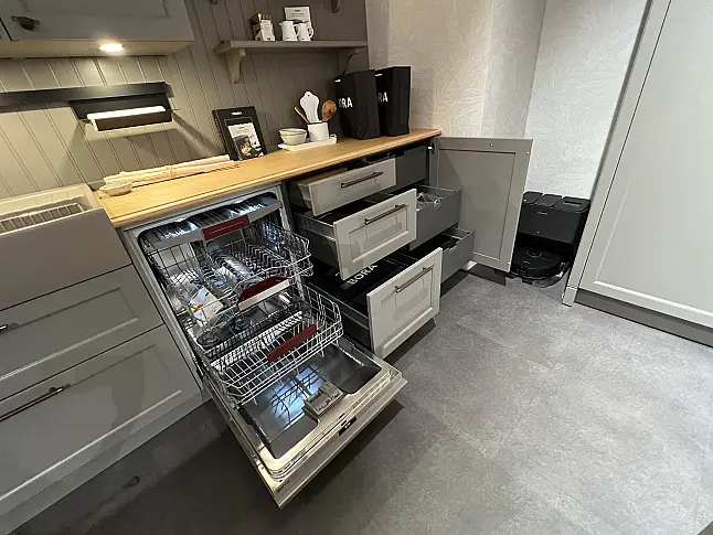 Moderne Küche in zurückhaltendem cozy Greigeton mit BORA Ausstattung und hochwertigem Zubehör/H