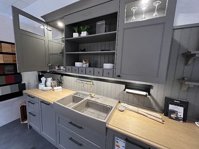 Moderne Küche in zurückhaltendem cozy Greigeton mit BORA Ausstattung und hochwertigem Zubehör/H