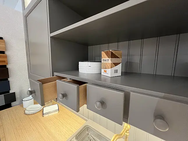 Moderne Küche in zurückhaltendem cozy Greigeton mit BORA Ausstattung und hochwertigem Zubehör/H